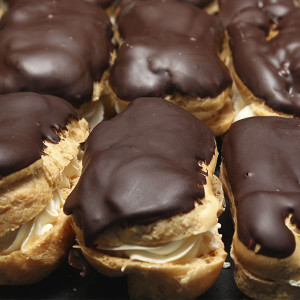 chocolate-eclair-gusto-bakery