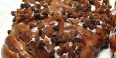 yeast-raised-apple-sultana-cinnamon-fruit-bun-gusto-bakery (2b)