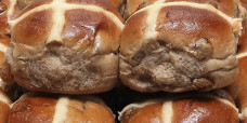 seasonal-easter-hot-cross-buns-gusto-bakery