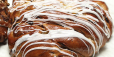 yeast-raised-apple-sultana-cinnamon-fruit-bun-gusto-bakery (2a)