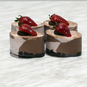 desserts-marbled-strawberry-chocolate-cheesecake-individual-gusto-bakery